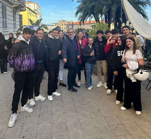 Bagno di folla per Gianni Rolando: oltre 500 giovani per il candidato sindaco del centro destra (Foto) Bagno di folla per Gianni Rolando: oltre 500 giovani per il candidato sindaco del centro destra (Foto)
