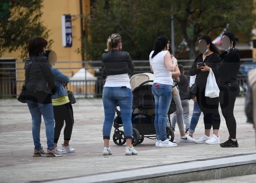 Assembramenti, uso corretto della mascherina e distanziamento sociale: il pensiero di Rifondazione Comunista imperiese