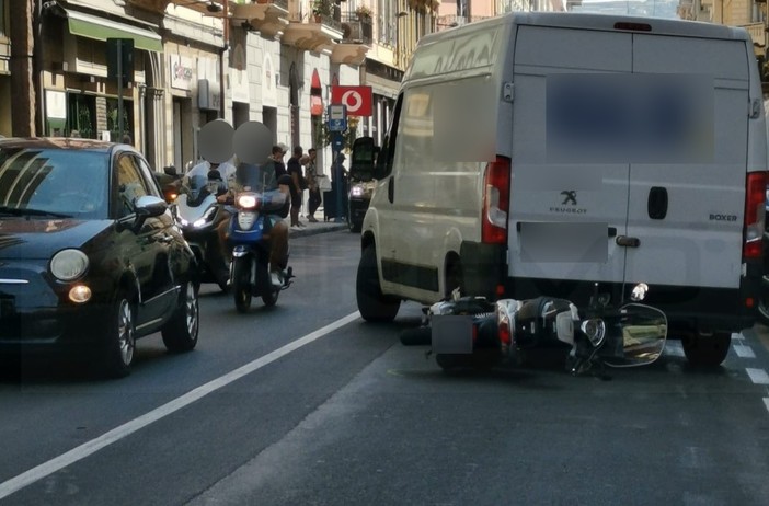 Sanremo: scontro tra uno scooter e un furgone, 38enne portata in ospedale per alcune lievi ferite (Foto) Sanremo: scontro tra uno scooter e un furgone, 38enne portata in ospedale per alcune lievi ferite (Foto)