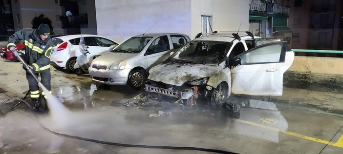 Sanremo: auto a fuoco ieri sera in via Galileo Galilei, il mezzo è del segretario della Cgil Fulvio Fellegara (Foto) Sanremo: auto a fuoco ieri sera in via Galileo Galilei, il mezzo è del segretario della Cgil Fulvio Fellegara (Foto)