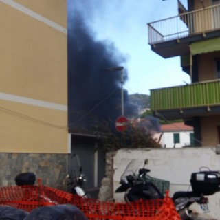 Ventimiglia: un mezzo privato prende fuoco in vico Pescatori, intervento dei Vigili del Fuoco