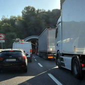Incidente sull’A10 tra Imperia Ovest e Arma di Taggia: un ferito, coda di un chilometro verso la Francia