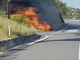 Auto distrutta da un incendio sull'autostrada: intervento dei Vigili del Fuoco ed un occupante lievemente ustionato (Foto e Video)