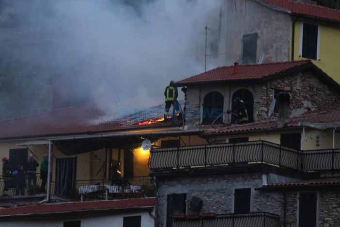 L'incendio a Borgoratto (foto Simone Seraffi) L'incendio a Borgoratto (foto Simone Seraffi)