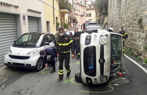 L'auto ribaltata in via Goethe L'auto ribaltata in via Goethe