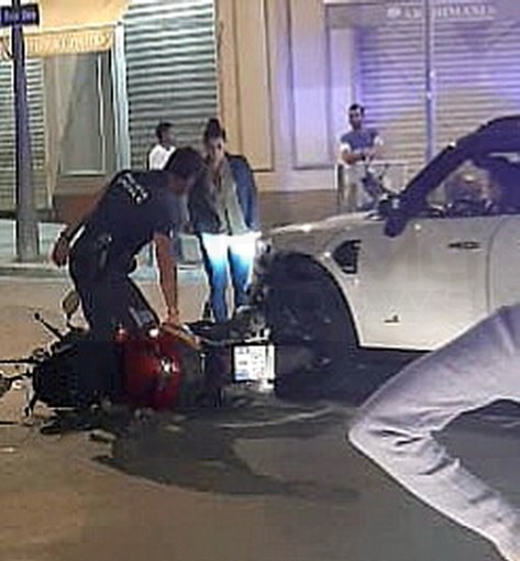 Sanremo: scontro auto-scooter alla rotonda di corso Mombello, centauro portato in ospedale (Foto) Sanremo: scontro auto-scooter alla rotonda di corso Mombello, centauro portato in ospedale (Foto)