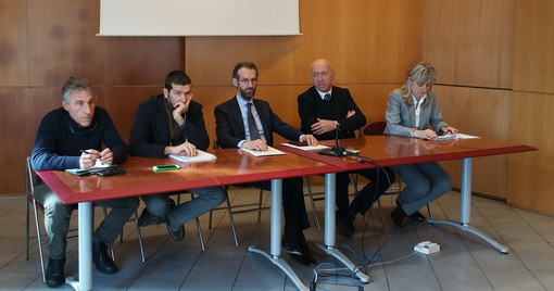 Proseguono gli incontri con Provincia, sindacati e Rivieracqua: lavoro, verso un accordo per i dipendenti del laboratorio di analisi ex Liag Proseguono gli incontri con Provincia, sindacati e Rivieracqua: lavoro, verso un accordo per i dipendenti del laboratorio di analisi ex Liag