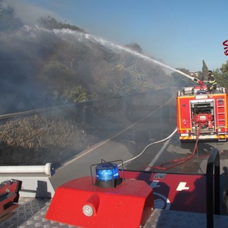 San Lorenzo al Mare: senso unico alternato sull'Aurelia dopo l'incendio di ieri, fiamme ripartite stanotte