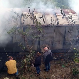 Bajardo: a fuoco un magazzino all'interno del paese, pronto intervento dei Volontari Aib e dei Vvf (Foto)