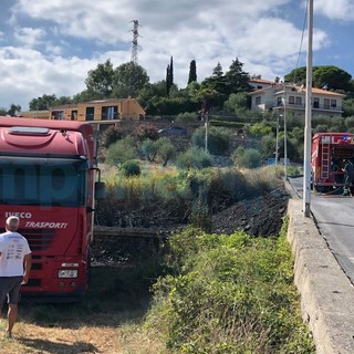 Diano Marina: incendio di sterpaglie sfiora i camion del Luna Park, intervento dei Vigili del Fuoco (Foto)