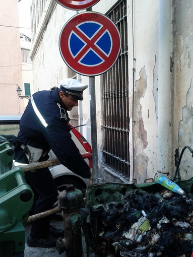 Atti vandalici in piazza Nota: il Comune decide di rimuovere provvisoriamente i cassonetti dell'immondizia Atti vandalici in piazza Nota: il Comune decide di rimuovere provvisoriamente i cassonetti dell'immondizia