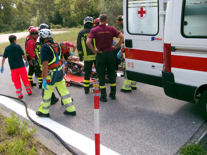 Diano Marina: incidente in zona Sant'Anna sul Berta, ferito Americo Pilati. Non è in pericolo di vita Diano Marina: incidente in zona Sant'Anna sul Berta, ferito Americo Pilati. Non è in pericolo di vita