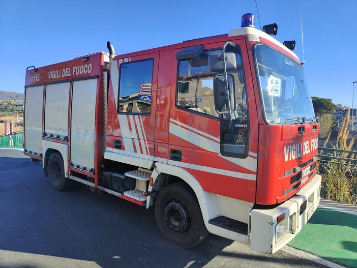 Isolabona: tubo del gas tranciato da un'auto, provinciale chiusa ed intervento dei Vigili del Fuoco