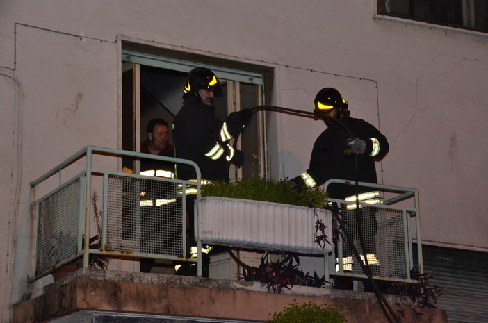 Sanremo: incendio nella 'solita' villa disabitata in cima via Martiri, intervento dei Vigili del Fuoco