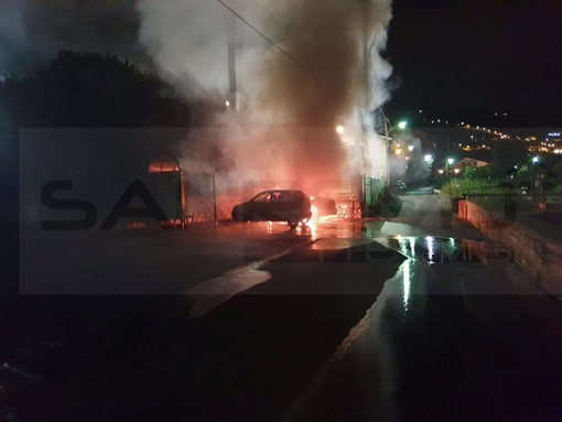 Bordighera: incendio per un corto circuito su un'auto stanotte di fronte alla 'Maria Primina' (Foto)