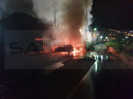 Bordighera: incendio per un corto circuito su un'auto stanotte di fronte alla 'Maria Primina' (Foto) Bordighera: incendio per un corto circuito su un'auto stanotte di fronte alla 'Maria Primina' (Foto)