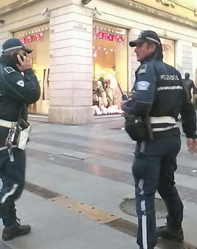 Sanremo: urla da una finestra di via Cavour, allarme dei passanti ma alla fine era una normale lite in famiglia
