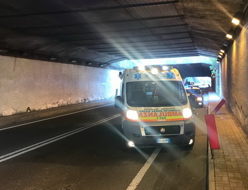 Ventimiglia: ciclista investito al confine da un'auto 'pirata', la Stradale cerca il colpevole che è fuggito via Ventimiglia: ciclista investito al confine da un'auto 'pirata', la Stradale cerca il colpevole che è fuggito via
