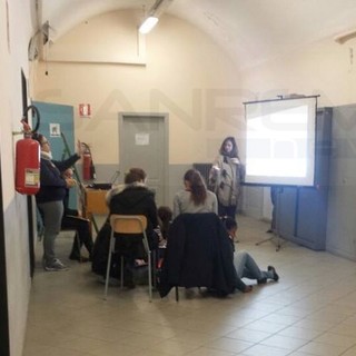 Imperia: una classe del 'Turistico Hanbury' in corridoio, la soluzione non sembra assolutamente vicina