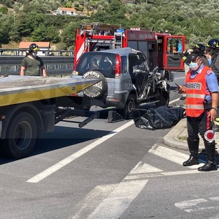 Pontedassio: perde il controllo dell'auto e finisce contro il guard-rail sulla SS28, morta una donna (Foto) Pontedassio: perde il controllo dell'auto e finisce contro il guard-rail sulla SS28, morta una donna (Foto)