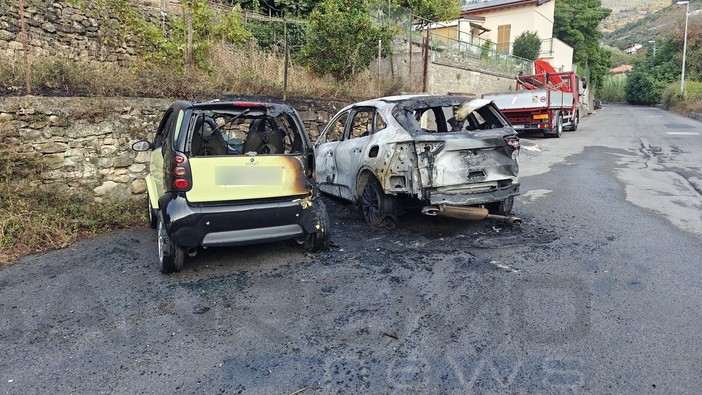 Sanremo: due auto distrutte da un incendio in strada San Giovanni, intervento dei Vigili del Fuoco (Foto) Sanremo: due auto distrutte da un incendio in strada San Giovanni, intervento dei Vigili del Fuoco (Foto)
