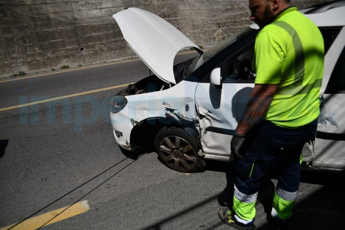 San Lorenzo al Mare: scontro tra due auto all'ingresso del porto, danni ingenti e un ferito (Foto)