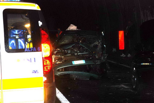 Pieve di Teco: violento tamponamento tra tre auto in galleria, il bilancio è di quattro feriti