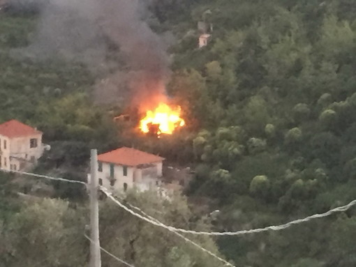 Sanremo: extracomunitari accendono un fuoco per far da mangiare, casolare in fiamme in via Val d'Olivi (Foto e Video)
