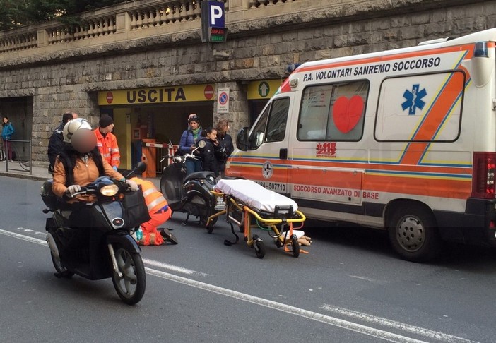 Sanremo: cade con lo scooter in via Volta di fronte alle scuole, lievi ferite per una donna Sanremo: cade con lo scooter in via Volta di fronte alle scuole, lievi ferite per una donna