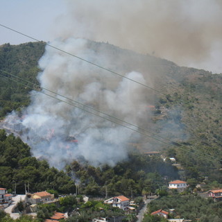 Ventimiglia: domato l'incendio di Castel d'Appio, andato in fumo circa un ettaro di vegetazione