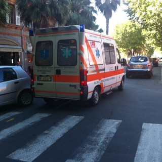 Ventimiglia: marito e moglie investiti in via della Repubblica, lei trasportata in ospedale in gravi condizioni
