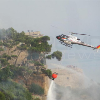 Sotto controllo l'incendio vicino al cimitero di Dolcedo ma, rogo di sterpaglie anche alle Calandre di Ventimiglia spento in serata Sotto controllo l'incendio vicino al cimitero di Dolcedo ma, rogo di sterpaglie anche alle Calandre di Ventimiglia spento in serata