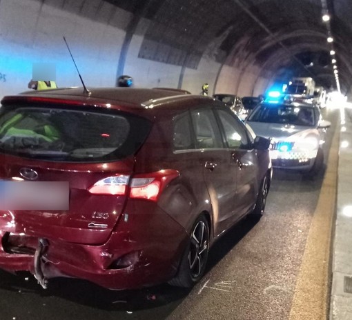Bordighera: scontro tra tre auto sulla A10, un ferito e traffico in tilt fino al confine (Foto) Bordighera: scontro tra tre auto sulla A10, un ferito e traffico in tilt fino al confine (Foto)