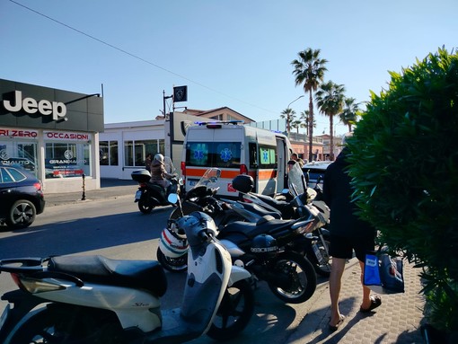 Sanremo: scontro tra due scooter in corso Marconi, centauro portato in ospedale (Foto)