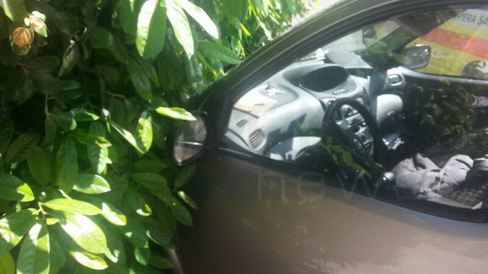 Sanremo: 84enne giapponese perde il controllo dell'auto e finisce contro un cancello in via Melandri
