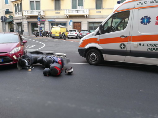 Imperia: scontro tra auto e scooter in piazza Marconi, donna incinta portata in ospedale (Foto)