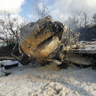 Camion si scontra contro un'auto e prende fuoco: chiuso il tratto sulla A10 tra Varazze e Arenzano (Foto)