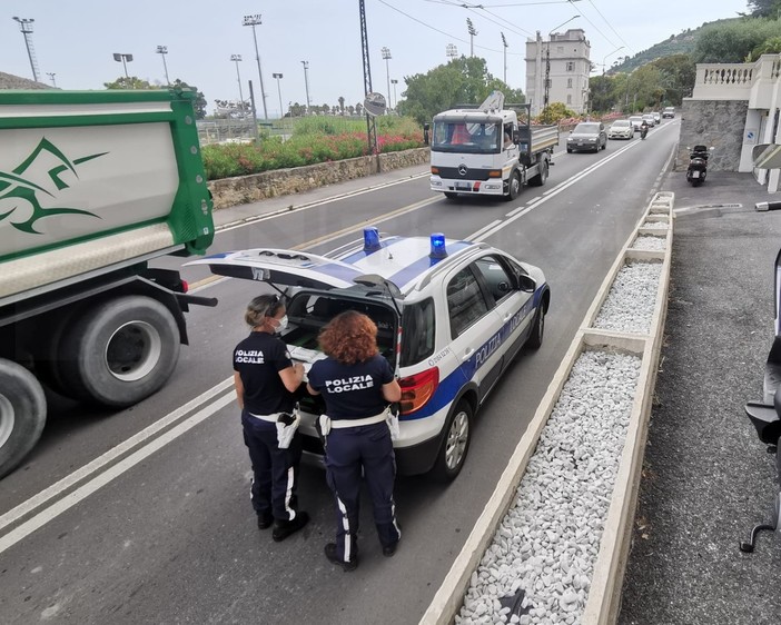 Sanremo, scontro tra una moto e una bici: uomo trasportato in codice rosso in ospedale (Foto) Sanremo, scontro tra una moto e una bici: uomo trasportato in codice rosso in ospedale (Foto)