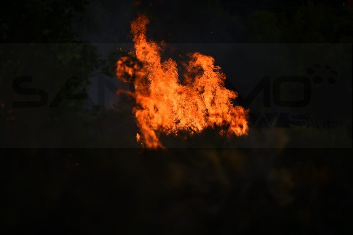 Ventimiglia: incendio di sterpaglie nella zona de La Mortola, intervento dei Vigili del Fuoco