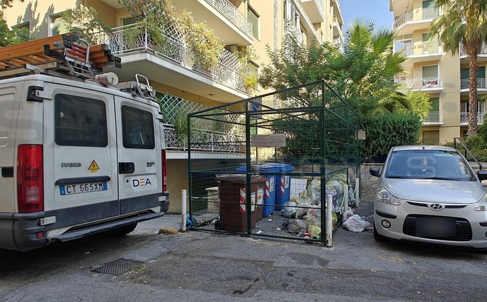 Sanremo: miasmi dai rifiuti di un condominio di via Vallarino, la protesta dei residenti (Foto) Sanremo: miasmi dai rifiuti di un condominio di via Vallarino, la protesta dei residenti (Foto)