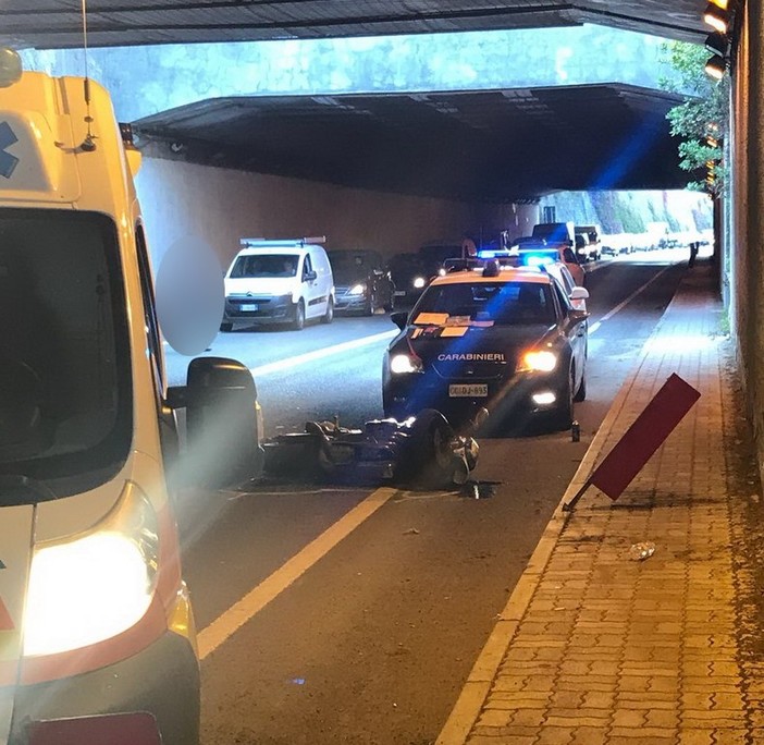 Ventimiglia: incidente in galleria, due mezzi coinvolti e due feriti non gravi portati in ospedale Ventimiglia: incidente in galleria, due mezzi coinvolti e due feriti non gravi portati in ospedale