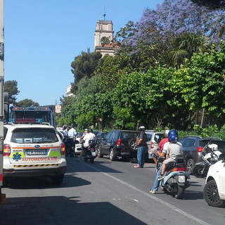 Imperia: scontro frontale in viale Matteotti vicino al Comune, due feriti e traffico paralizzato