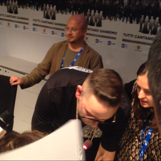 #Sanremo2016 Rocco Hunt ricorda "zio Pino Daniele": sono sicuro che anche zio Pino (Daniele), da lassù abbia ballato sul groove