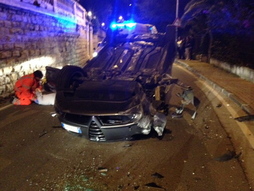Sanremo: un'auto si capotta in corso Inglesi, due persone ferite. L'incidente ieri poco prima di mezzanotte