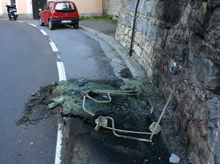 Sanremo: cassonetti che bruciano in via Montà, segnalazione di un lettore