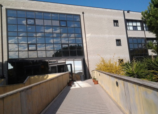 Domani l'Istituto 'Fermi-Polo-Montale' presenterà ad alunni e genitori presenterà l'offerta formativa Domani l'Istituto 'Fermi-Polo-Montale' presenterà ad alunni e genitori presenterà l'offerta formativa