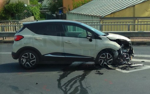 Arma di Taggia: scontro tra due auto alla 'Curva del Don', auto olandese semidistrutta ma nessun ferito
