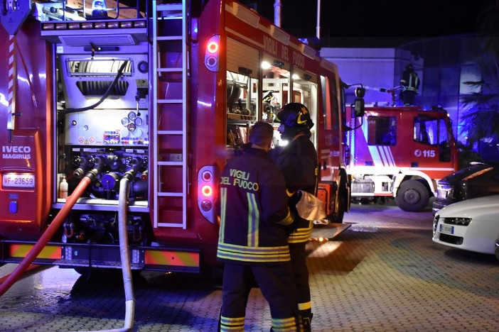 Vallebona: incendio stanotte in pollaio di un campagna, due ore di lavoro per i Vigili del Fuoco