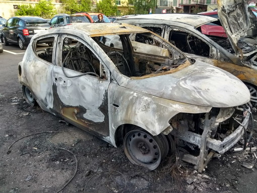 Arma di Taggia: tre auto a fuoco nel parcheggio di via Papa Giovanni, intervento dei Vigili del Fuoco (Foto e Video) Arma di Taggia: tre auto a fuoco nel parcheggio di via Papa Giovanni, intervento dei Vigili del Fuoco (Foto e Video)