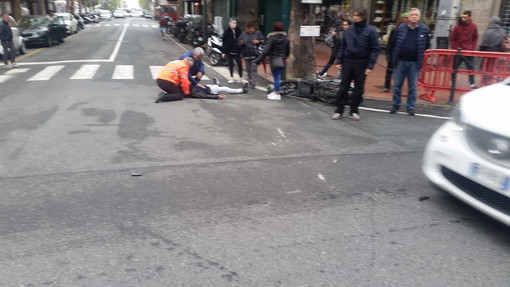 Ventimiglia: scontro tra due scooter in via Cavour, centauri lievemente feriti e portati in ospedale (Foto) Ventimiglia: scontro tra due scooter in via Cavour, centauri lievemente feriti e portati in ospedale (Foto)